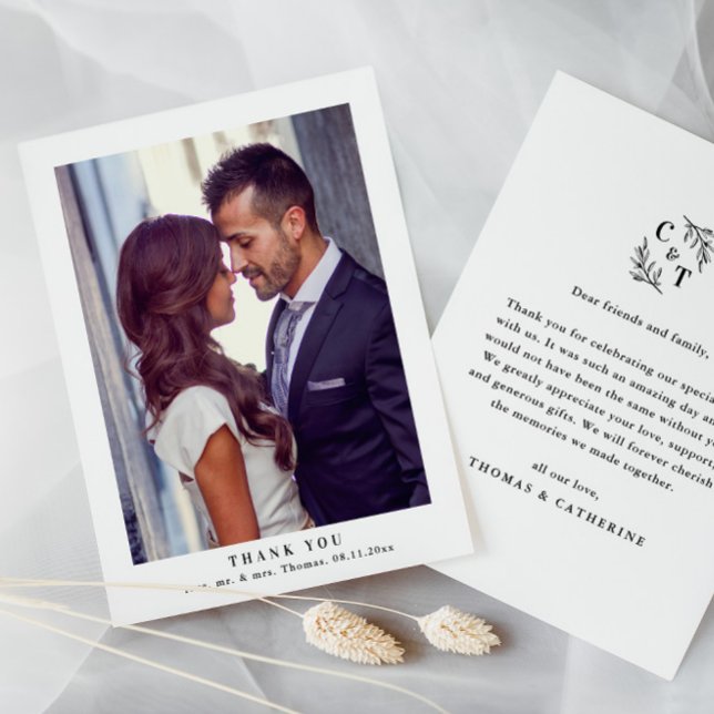 Tarjeta De Agradecimiento Elegante Monograma verde deja Boda foto (Simple Wedding Photo Thank You Card with Greenery Monogram.)