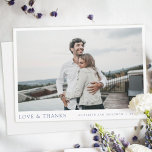 Tarjeta De Agradecimiento Elegante Personalizado de escritura azul simple Bo<br><div class="desc">Este sencillo y elegante boda de fotos de agradecimiento a su plantilla de tarjeta presenta sus nombres y fecha debajo de su foto junto con 'LOVE & THANKS' y su localización de dátiles y bodas en un elegante medio oscuro de sombra azul. Puede elegir cambiar el tipo de letra, puntuación...</div>