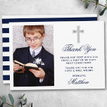 Tarjeta De Agradecimiento Elegante Primera Santa Comunión Foto Bandas Azules<br><div class="desc">Elegante First Holy Communion Gracias Tarjeta con Cruz de Plata. Frente de la foto. Guión azul marino. Azul y Blanco Retirados.</div>