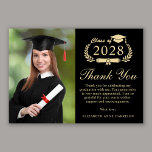 Tarjeta De Agradecimiento Elegante Script Photo Black Gold Graduación<br><div class="desc">Tarjeta de agradecimiento para la graduación negra moderna que incluye "Clase de" en un ilustracion dorado claro de corona laurel con un gorro de grado y diploma, una foto del graduado, "Gracias" en un elegante guión de oro, y un mensaje personalizado de agradecimiento y el nombre del graduado en tipografía...</div>