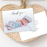 Tarjeta De Agradecimiento Elegante tipografía foto bebé recién nacido gracia<br><div class="desc">Sencillo Y Elegante Guión De Caligrafía Fotográfico Recién Nacido Bebé Gracias Tarjeta De Anuncio De Nacimiento. Presenta un hermoso texto de "gracias" en un guión de tipo de letra de tipo "swash tail" de caligrafía escrita a mano en gris. Mensaje personal prehecho en el reverso en blanco y negro. Excelente...</div>