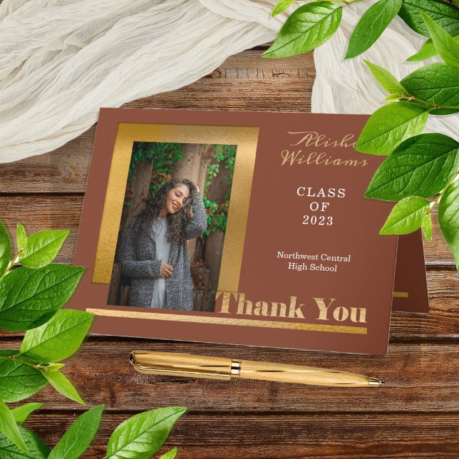 Tarjeta De Agradecimiento Elegante y elegante terraplopatía de textos de oro (Elegant and Modern Terracotta and Gold Tone One Photo Graduation Thank You Folded Card)