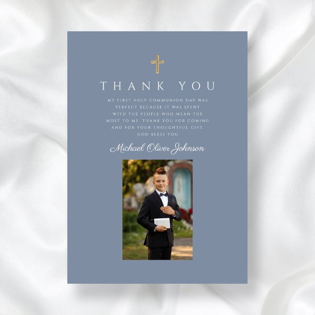 Tarjeta De Agradecimiento Elegante y turbio niño católico primera comunión (Elegant Dusty Blue Catholic Boy First Communion Thank You Card)