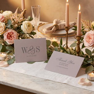 Tarjeta De Agradecimiento Elegantes parejas de novios con inicial Taupe