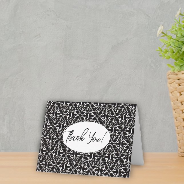 Tarjeta De Agradecimiento Elegantes patrones de damasco negro y blanco con v (Classy damask pattern in black and white with fancy scrolls on thank you cards.)