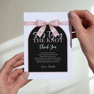 Tarjeta De Agradecimiento Ella Está Atando el Nudo Paleta Rosa Arco