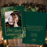 Tarjeta De Agradecimiento Emerald & Gold Love & Gracias Photo & Note Boda<br><div class="desc">Estas hermosas tarjetas de agradecimiento verde esmeralda y boda de oro muestran su foto en un falso marco dorado de Relieve metalizado rodeado de ondulados rizos y remolinos. La leyenda dice: Amor y Gracias, con sus nombres debajo. La parte posterior tiene un romántico gráfico de corazón vinculado con el espacio...</div>