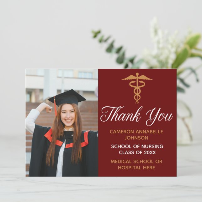 Tarjeta De Agradecimiento Enfermera o Médica de fotografía con graduación de (Anverso de pie)
