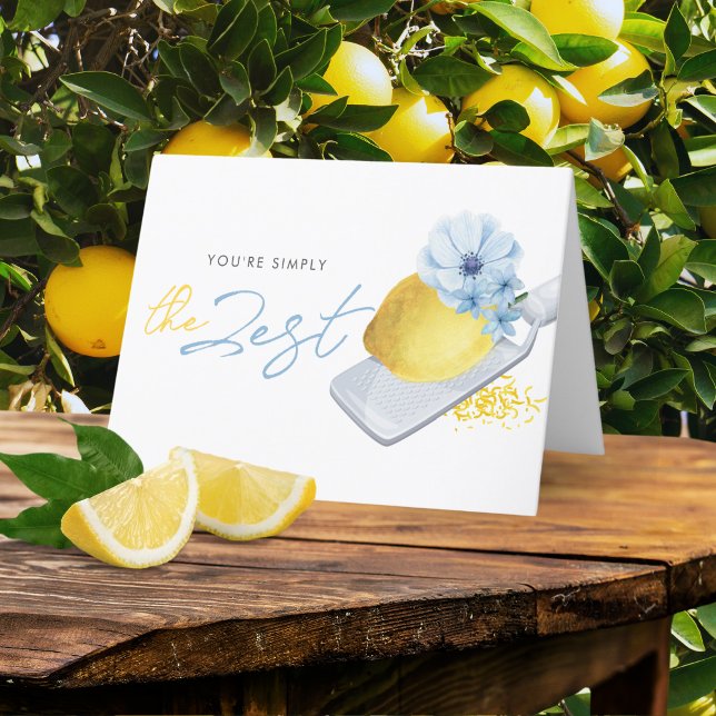 Tarjeta De Agradecimiento Eres simplemente la agua de limón con acuarela ple (You're Simply the Zest Funny Folding Thank You Card. With a stunning watercolor lemon & blue flowers)