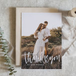 Tarjeta De Agradecimiento Escritura a mano con Boda de fotografía de retrato<br><div class="desc">Envíe gracias a la familia y amigos con esta tarjeta plegada de agradecimiento. Presenta escritura con letras blancas y con un acento cardíaco superpuesto. Esta tarjeta de agradecimiento es perfecta para bodas, graduaciones y mucho más. Personalice agregando su foto y detalles. Elija entre la amplia gama de tipos de papel...</div>