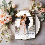 Tarjeta De Agradecimiento escritura negra simple foto boda de recién casados<br><div class="desc">Muestra tu agradecimiento a tus seres queridos con esta tarjeta de agradecimiento boda personalizada y grabada con guiones. Esta tarjeta contiene una hermosa foto boda y un mensaje sincero que puedes personalizar. Tanto si quiere agradecer a sus invitados por asistir a su boda, enviar un regalo o ser parte de...</div>
