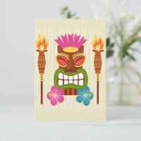 Estatua tiki, antorchas y flor hibiscus
