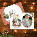 Tarjeta De Agradecimiento Fairy First Woodland Mushroom Primera foto de cump<br><div class="desc">Un pequeño y dulce hada de bosque se alza fuera de su casa de setas entre las setas, el bosque y los animales de la selva de bosque mientras los frondosos arbustos se visten con elegancia a ambos lados de ella en este diseño compuesto de chicas de primer cumpleaños "Fairy...</div>
