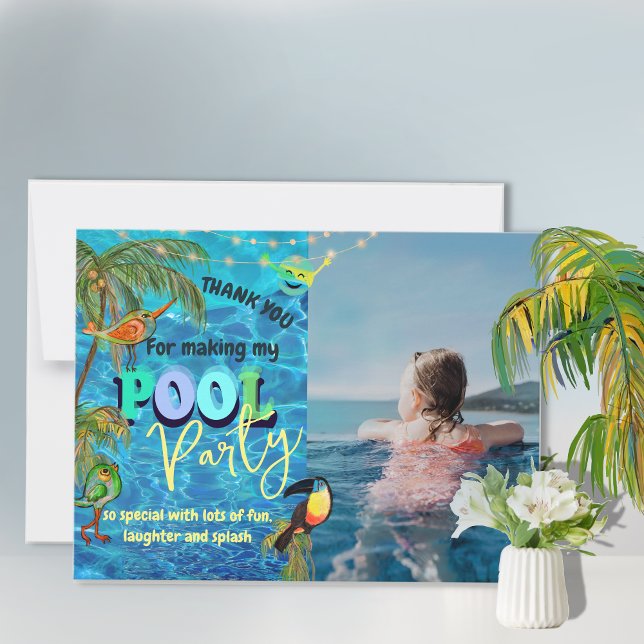 Tarjeta De Agradecimiento Fiesta de piscina de armas divertidas tropicales (Tropical Fun Pool Party Photo Thank You Card)