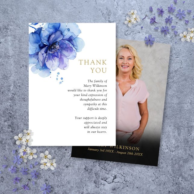 Tarjeta De Agradecimiento Floral Azul Celebración De La Vida Foto Funeral (Blue Floral Celebration Of Life Funeral Photo Thank You Card)