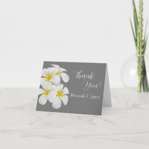 Tarjeta De Agradecimiento Flores blancas de Frangipani, en gris medio, Boda