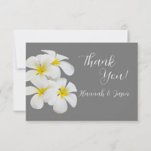 Tarjeta De Agradecimiento Flores blancas de Frangipani, en gris medio, Boda