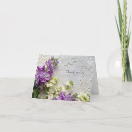 Tarjeta De Agradecimiento Flores moradas y blancas en los antiguos lugares