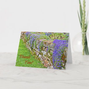 Tarjeta De Agradecimiento Flores Púrpuras Cascándose Sobre El Muro De Piedra