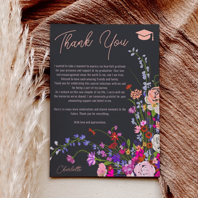 Tarjeta De Agradecimiento flores silvestres modernas chic escritura oscura g (Modern chic wild flowers script dark graduation thank you card)