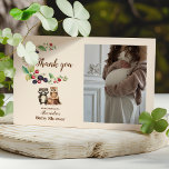 Tarjeta De Agradecimiento Foto Baby Shower de Woodland Forest Animals<br><div class="desc">Expresar su gratitud con nuestra tarjeta de agradecimiento de Baby Shower Photo Woodland Forest Animals. Adorada con encantadores ilustraciones de criaturas de bosques en medio de un frondoso paisaje forestal, esta carta le agrega un toque caprichoso a su sincero aprecio. Con un espacio para una preciada foto de tu ducha...</div>