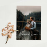 Tarjeta De Agradecimiento Foto boda Gracias Postcard<br><div class="desc">tarjeta de agradecimiento de boda minimalista y elegante con un tipo de letra simple en color blanco. El texto y los mensajes se pueden editar en la parte posterior de la tarjeta. Para una personalización más avanzada de este diseño, por ejemplo, cambiar el diseño, el tamaño de letra o el...</div>