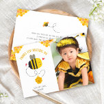 Tarjeta De Agradecimiento Foto Bumble Bee Cute Kawaii Birthday Buzzing By<br><div class="desc">"Gracias por pasarlo bien". Una imagen dulce y lúdica de una linda abeja kawaii, colmena de abejas, panal de abejas, guión de caligrafía amarillo naranja sobre blanco y la foto de tu elección, ayuda a expresar tu aprecio. Más panal de miel, una abeja adicional, más tipografía gris suave adornan la...</div>