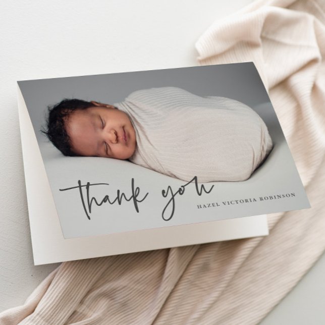 Tarjeta De Agradecimiento Foto de Bautizo con Letra Moderna  (Simple modern script baby photo baptism thank you card.)