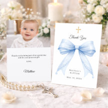 Foto de bautizo de niño con lazo azul y perlas