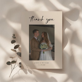 Tarjeta De Agradecimiento Foto de boda con guión beige moderno minimalista