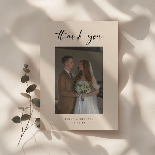 Tarjeta De Agradecimiento Foto de boda con guión beige moderno minimalista