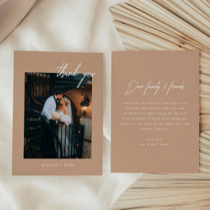 Tarjeta De Agradecimiento Foto de boda con guión moderno beige y blanco