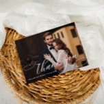 Tarjeta De Agradecimiento foto de boda con letras de caligrafía blanca<br><div class="desc">Una tarjeta boda de doble cara con una maravillosa imagen de los recién casados y el texto de caligrafía. Agrega un mensaje personal de agradecimiento y tu propia foto de boda.</div>