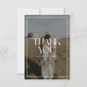 Tarjeta De Agradecimiento Foto de boda con tipografía negra y vino tinto min