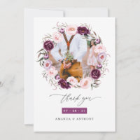 Foto de boda floral de terciopelo profundo y rosa