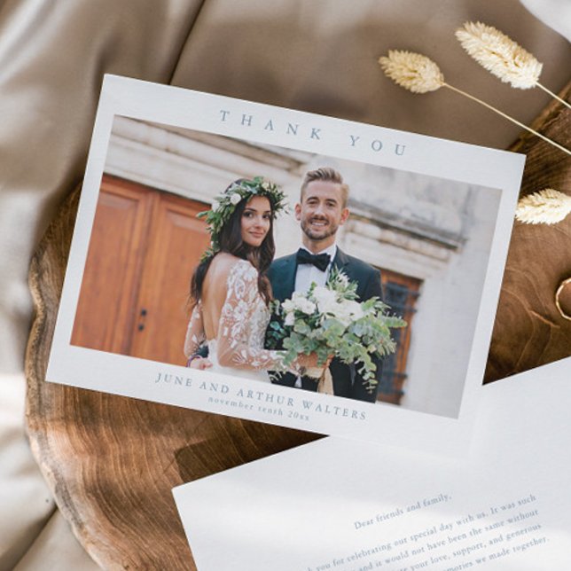 Tarjeta De Agradecimiento Foto de boda sencilla (Simple Dusty blue Wedding Photo Thank You Cards.)