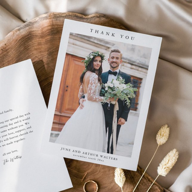Tarjeta De Agradecimiento Foto de boda simple (Simple black and white wedding photo thank you card.)