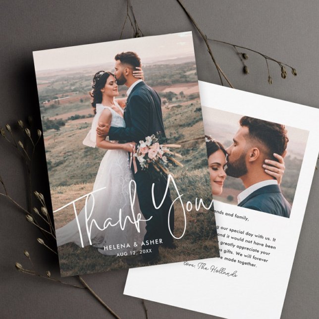 Tarjeta De Agradecimiento Foto de boda simple con guión moderno (Simple wedding photo thank you card with overlay typography in white.)