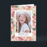 Tarjeta De Agradecimiento Foto de graduación de flores Vintage Blush y marfi<br><div class="desc">Envía agradecimientos a familiares y amigos por ser parte de tu día especial con esta tarjeta de agradecimiento de graduación personalizable. Cuenta con un patrón floral vintage de rosas y peonías de color rosa pálido y hortensias marfil. Personaliza esta tarjeta de agradecimiento de graduación floral añadiendo tus fotos y detalles...</div>
