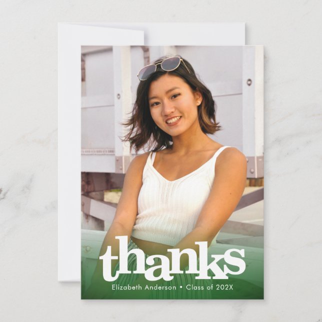 Tarjeta De Agradecimiento Foto de graduación verde tipografía audaz moderna (Anverso)