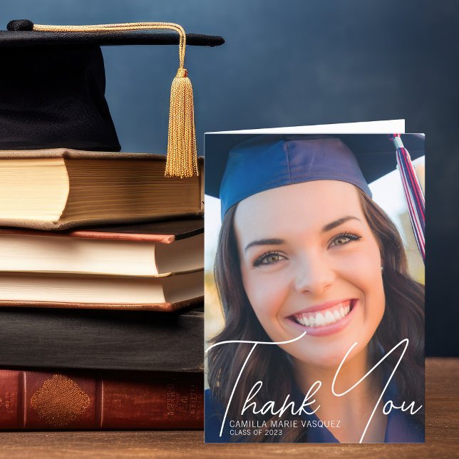 Tarjeta De Agradecimiento Foto de graduado de moda sobre escritura blanca (Subido por el creador)