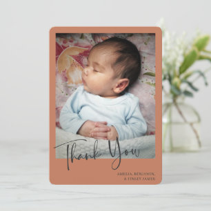 Tarjeta De Agradecimiento Foto de recién nacido minimalista en terracota