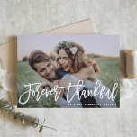 Tarjeta De Agradecimiento Foto de un Boda de caligrafía moderna y agradecida<br><div class="desc">Envíe gracias a la familia y amigos por ser parte de su día especial con esta tarjeta de agradecimiento de personalizable. Presenta "Forever Thankful" en caligrafía moderna. Puede personalizar esta elegante tarjeta de agradecimiento de boda añadiendo sus detalles. Esta tarjeta de agradecimiento del boda de fotos está disponible en otros...</div>