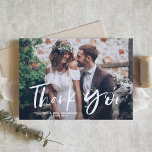 Tarjeta De Agradecimiento Foto del Boda de las letras de las manos del pince<br><div class="desc">Envíe gracias a la familia y amigos con esta tarjeta de agradecimiento de la foto de personalizable. Incluye grabado con la mano del pincel. Personalice agregando su foto y detalles. Esta tarjeta de agradecimiento es perfecta para bodas,  graduaciones,  cumpleaños y otros eventos.</div>