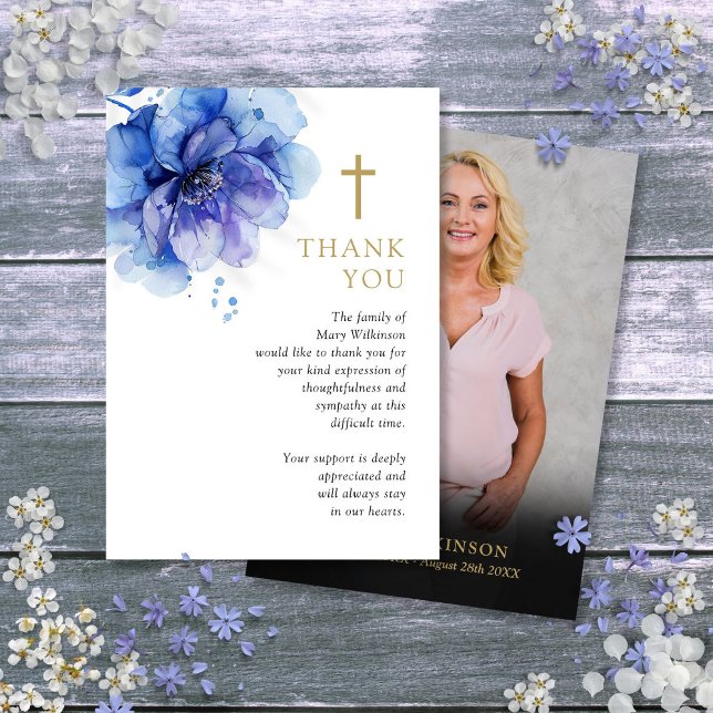 Tarjeta De Agradecimiento Foto del funeral cristiano conmemorativo floral az (Blue Floral Christian Memorial Funeral Photo Thank You Card)