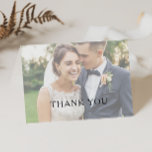 Tarjeta De Agradecimiento Foto frontal y posterior Minimalista clásica<br><div class="desc">Esta clásica tarjeta de agradecimiento de fotos minimalistas plegadas en la parte delantera y trasera es genial para una boda simple y elegante. La tipografía vintage en blanco y negro le da un toque formal elegante. Manténgalo como está, o elige personalizarlo con obras de arte o gráficos de su elección....</div>