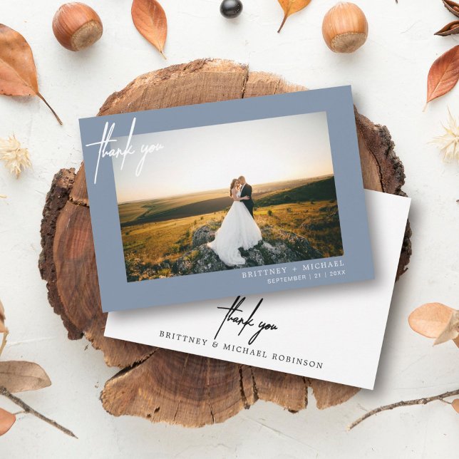 Tarjeta De Agradecimiento Foto Moderna Con Cartas Mano Gracias Azul Dusty (Modern elegant wedding thank you card with a wedding photo on the front and simple hand written font)