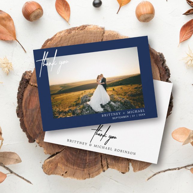 Tarjeta De Agradecimiento Foto Moderna Con Cartas Mano Gracias Azul Marina (Modern elegant wedding thank you card with a wedding photo on the front and simple hand written font)