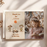 Tarjeta De Agradecimiento Foto: Safari tropical salvaje, animales de una jun<br><div class="desc">Exprese su gratitud con un toque de aventura usando nuestra foto tarjeta de agradecimiento de cumpleaños Safari Tropical Wild One Jungle Animals Perfecto para transmitir el más sincero agradecimiento a sus huéspedes, esta tarjeta combina elementos tropicales vibrantes con una foto personal de su pequeño. Diseño: Presenta vibrantes ilustraciones de animales...</div>