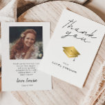 Tarjeta De Agradecimiento Foto simple de graduación de tapón de oro<br><div class="desc">Sencilla y moderna carta de agradecimiento a la graduación para enviar a aquellos que lo felicitaron, asistieron a su fiesta de graduación, les dieron regalos, etc. Dice "gracias" en la parte superior en un alfabeto moderno con un simple gorro dorado debajo. Cambie la redacción de la parte posterior de la...</div>